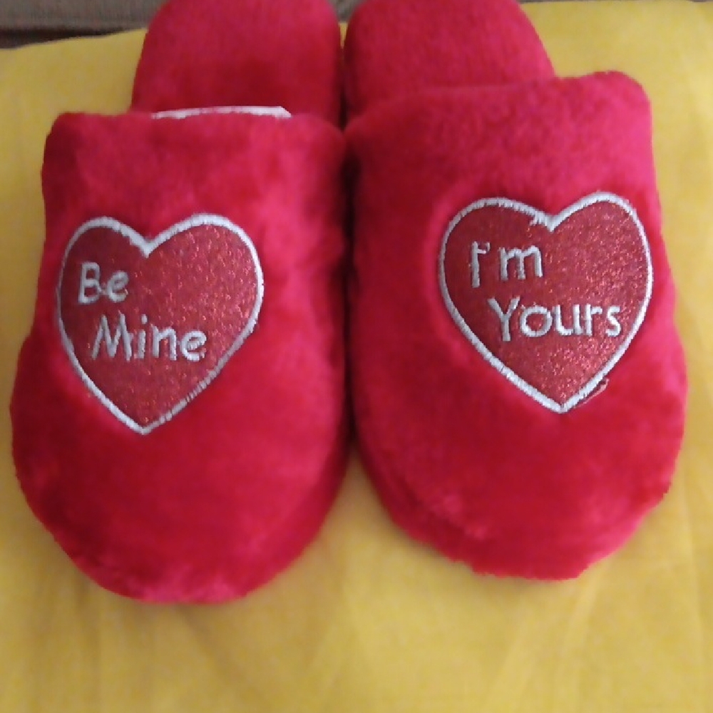 Adult Red Heart Slippers Sz 11-12